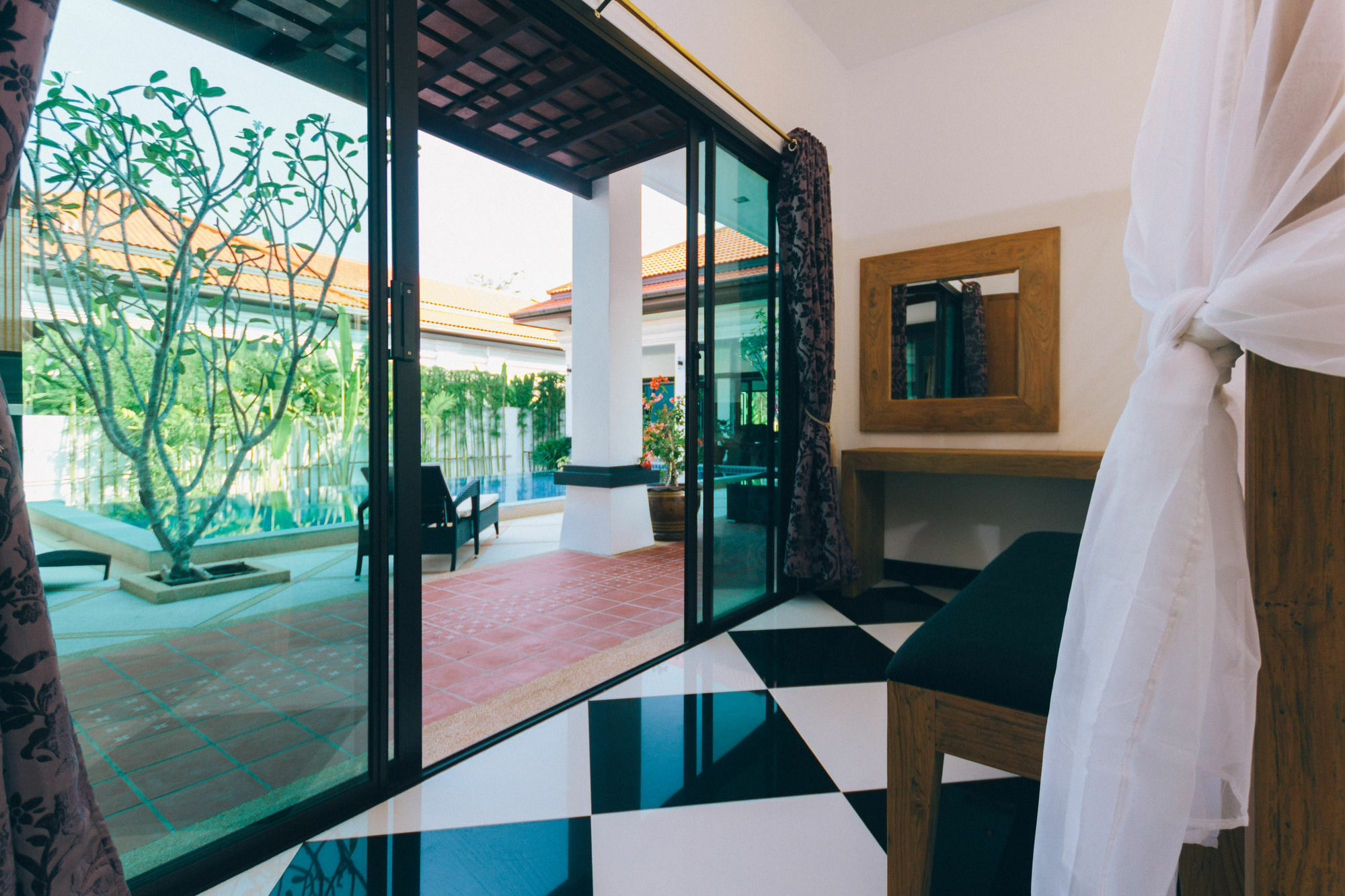 Jewels Villas Phuket пляж Сурин Екстер'єр фото