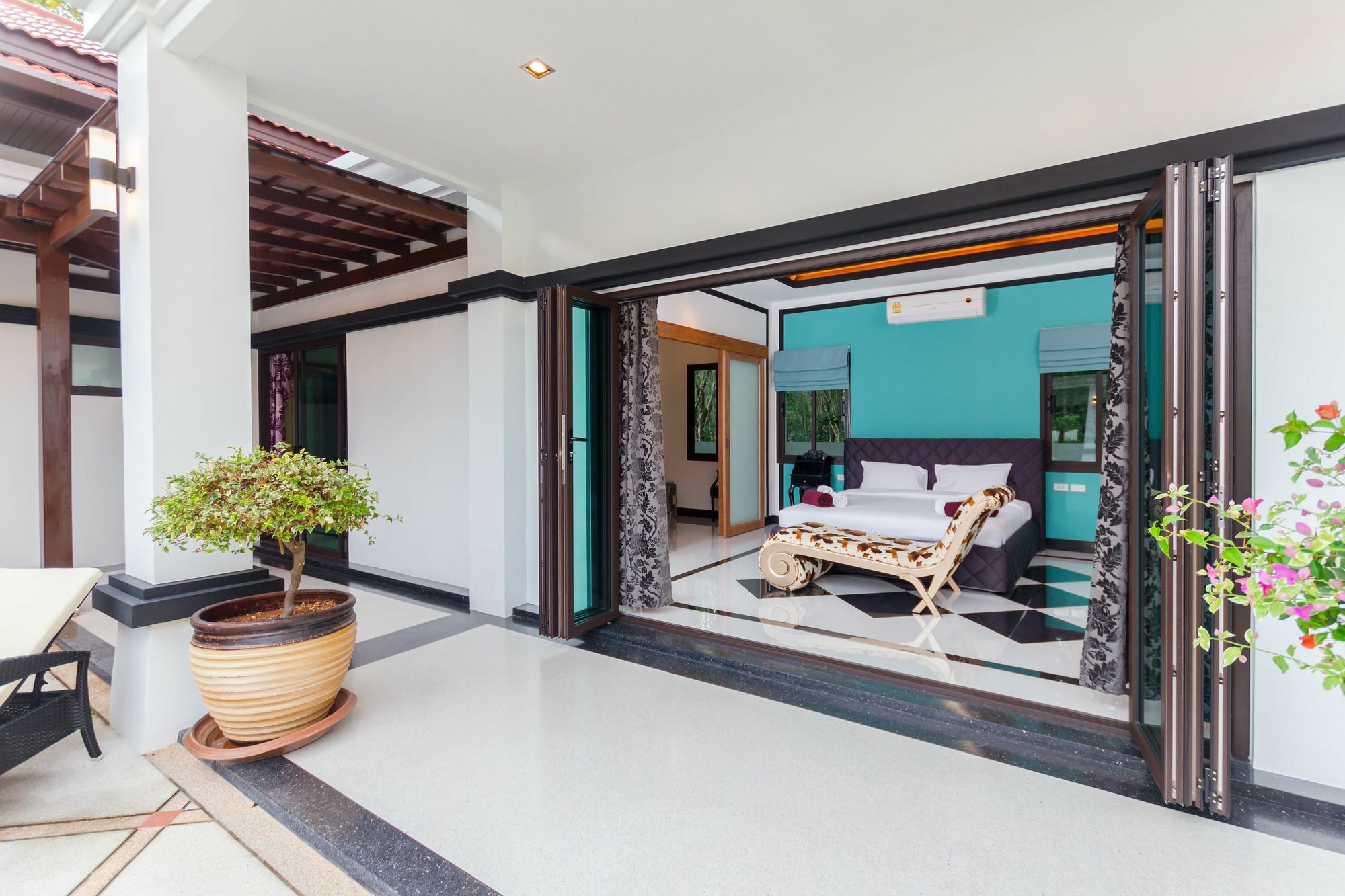 Jewels Villas Phuket пляж Сурин Екстер'єр фото